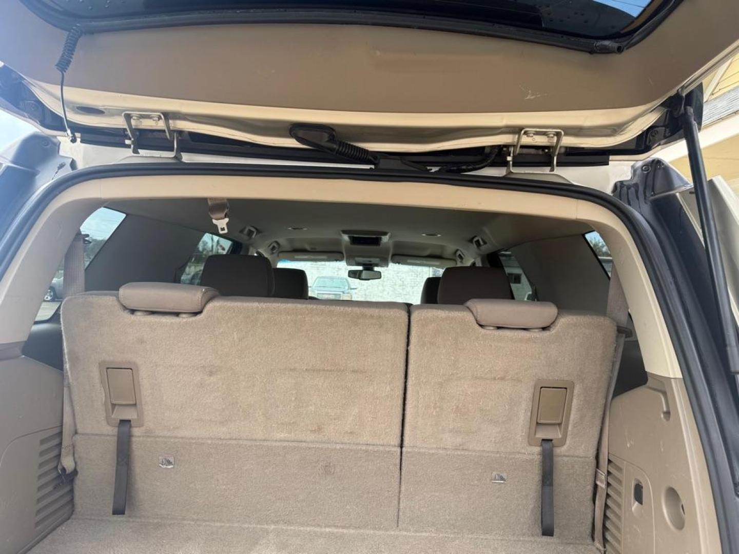 2016 GOLD CHEVROLET TAHOE 1500 LS (1GNSCAEC6GR) with an 5.3L engine, Automatic transmission, located at 4415 NE 28th St., Haltom City, TX, 76117, (817) 222-9334, 0.000000, 0.000000 - Photo#6