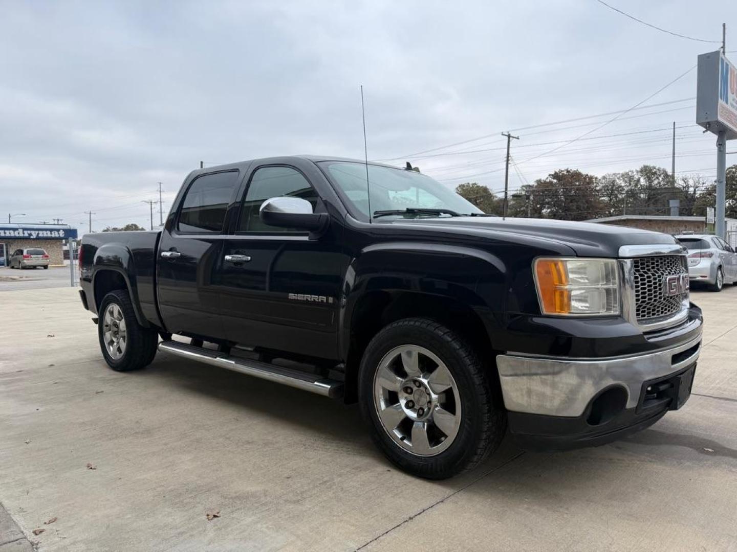 2009 BLACK GMC SIERRA 1500 SLE (3GTEC23069G) with an 5.3L engine, Automatic transmission, located at 4415 NE 28th St., Haltom City, TX, 76117, (817) 222-9334, 0.000000, 0.000000 - Photo#2