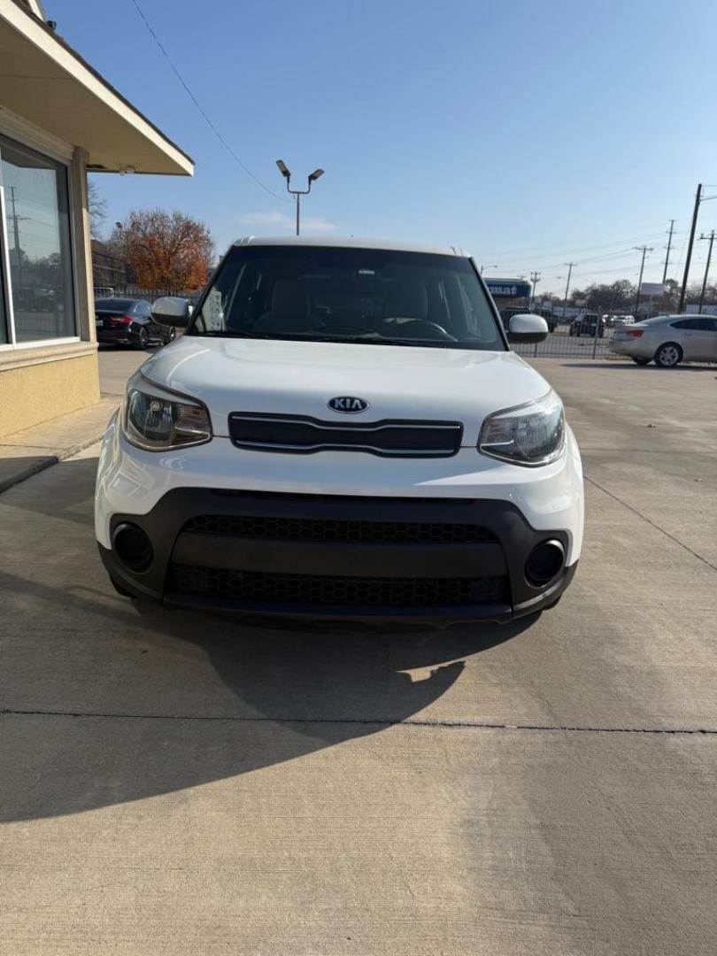 2018 WHITE KIA SOUL (KNDJN2A24J7) with an 1.6L engine, Automatic transmission, located at 4415 NE 28th St., Haltom City, TX, 76117, (817) 222-9334, 0.000000, 0.000000 - Photo#1
