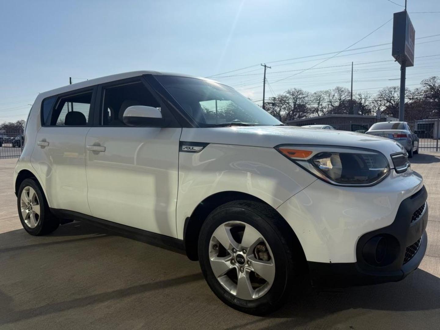 2018 WHITE KIA SOUL (KNDJN2A24J7) with an 1.6L engine, Automatic transmission, located at 4415 NE 28th St., Haltom City, TX, 76117, (817) 222-9334, 0.000000, 0.000000 - Photo#2