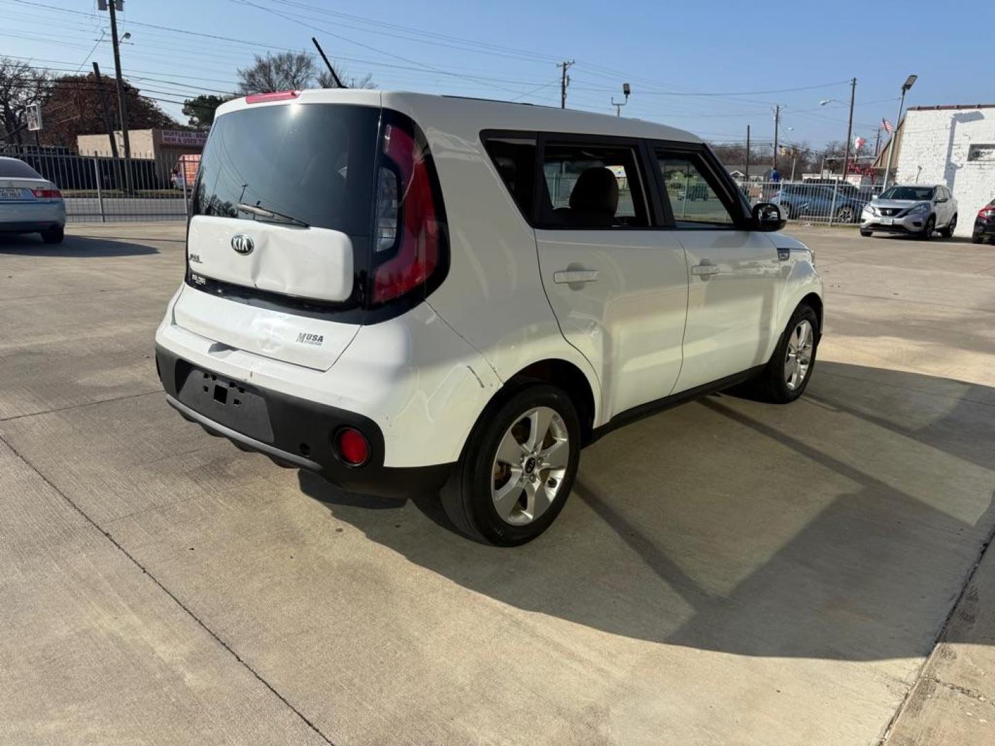 2018 WHITE KIA SOUL (KNDJN2A24J7) with an 1.6L engine, Automatic transmission, located at 4415 NE 28th St., Haltom City, TX, 76117, (817) 222-9334, 0.000000, 0.000000 - Photo#3