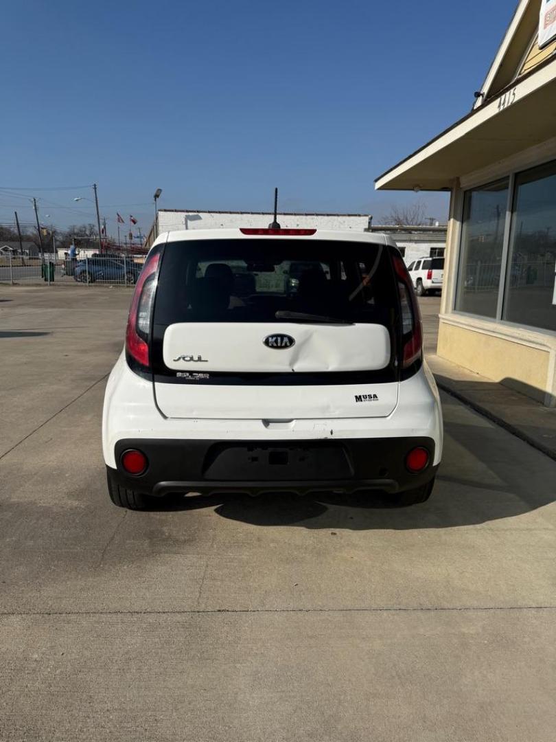 2018 WHITE KIA SOUL (KNDJN2A24J7) with an 1.6L engine, Automatic transmission, located at 4415 NE 28th St., Haltom City, TX, 76117, (817) 222-9334, 0.000000, 0.000000 - Photo#4
