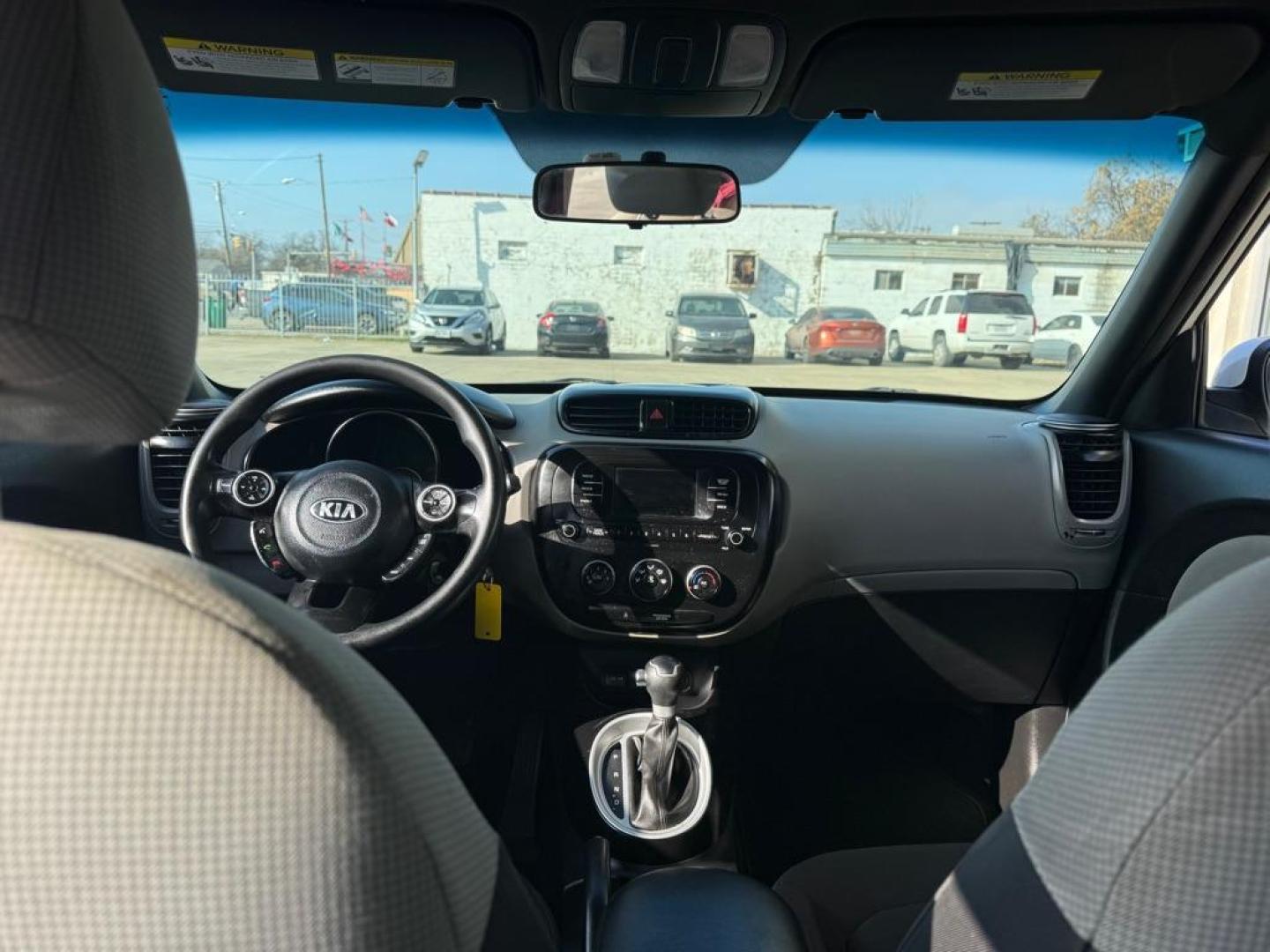 2018 WHITE KIA SOUL (KNDJN2A24J7) with an 1.6L engine, Automatic transmission, located at 4415 NE 28th St., Haltom City, TX, 76117, (817) 222-9334, 0.000000, 0.000000 - Photo#6