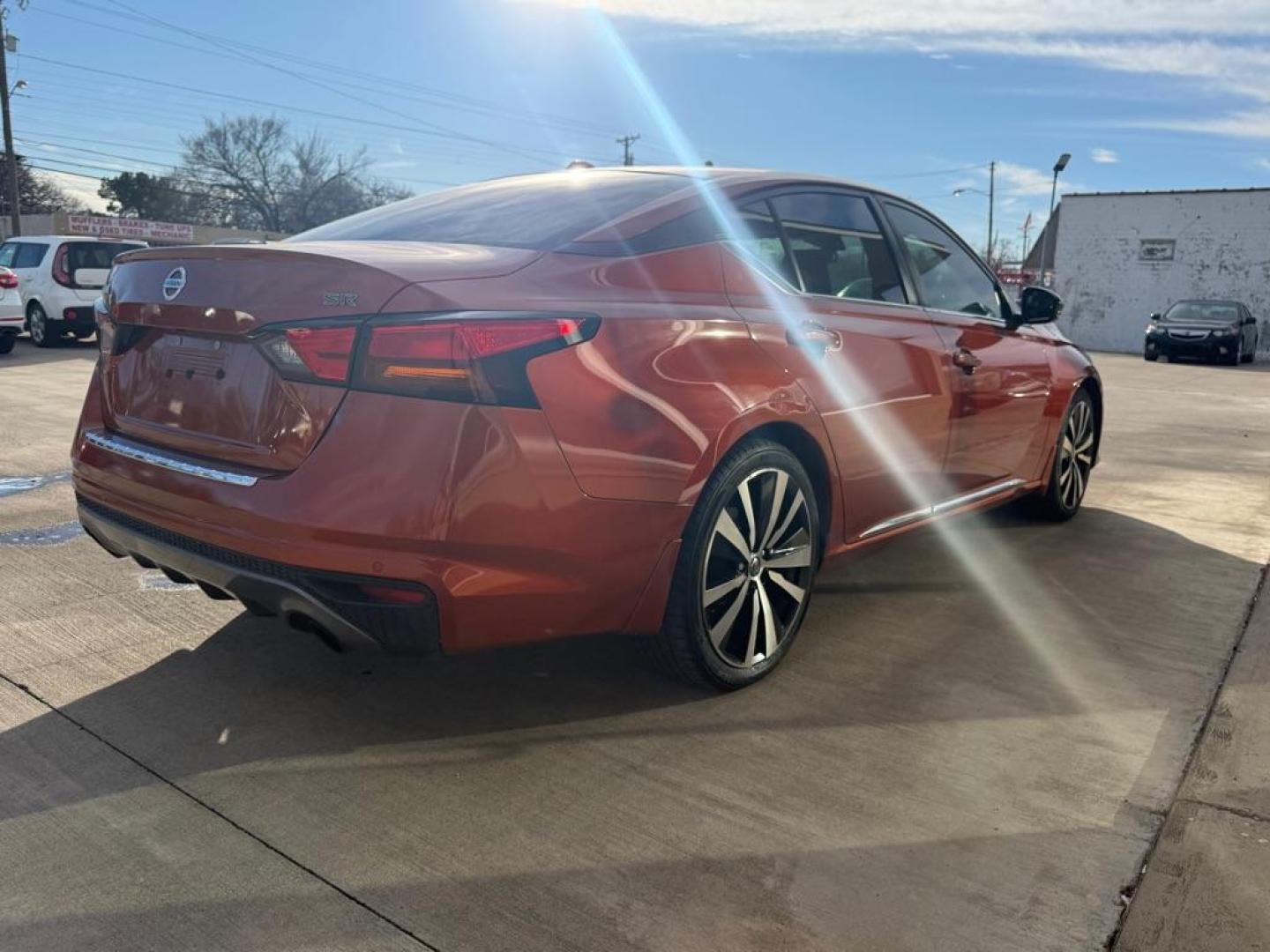 2020 ORANGE NISSAN ALTIMA SR (1N4BL4CV5LN) with an 2.5L engine, Automatic transmission, located at 4415 NE 28th St., Haltom City, TX, 76117, (817) 222-9334, 0.000000, 0.000000 - Photo#3