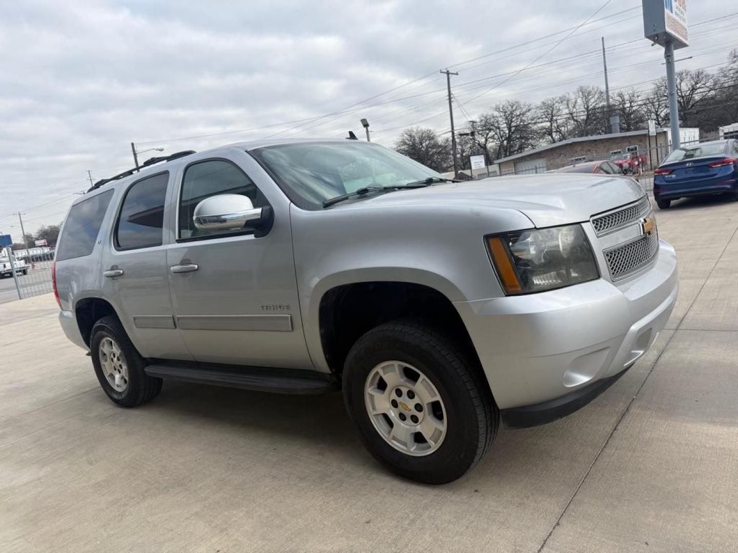 2012 SILVER CHEVROLET TAHOE 1500 LT (1GNSCBE05CR) with an 5.3L engine, Automatic transmission, located at 4415 NE 28th St., Haltom City, TX, 76117, (817) 222-9334, 0.000000, 0.000000 - Photo#2