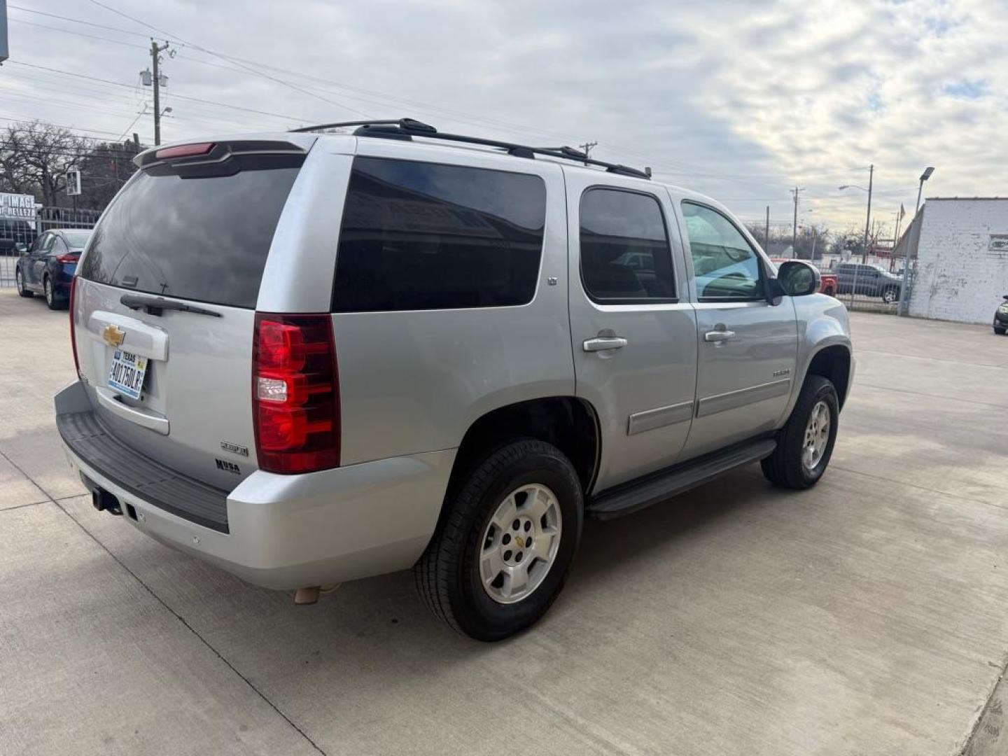 2012 SILVER CHEVROLET TAHOE 1500 LT (1GNSCBE05CR) with an 5.3L engine, Automatic transmission, located at 4415 NE 28th St., Haltom City, TX, 76117, (817) 222-9334, 0.000000, 0.000000 - Photo#3