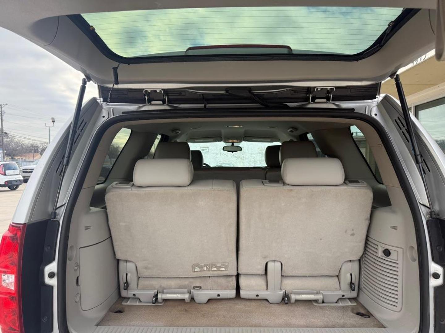 2012 SILVER CHEVROLET TAHOE 1500 LT (1GNSCBE05CR) with an 5.3L engine, Automatic transmission, located at 4415 NE 28th St., Haltom City, TX, 76117, (817) 222-9334, 0.000000, 0.000000 - Photo#4