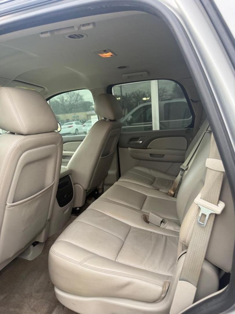 2012 SILVER CHEVROLET TAHOE 1500 LT (1GNSCBE05CR) with an 5.3L engine, Automatic transmission, located at 4415 NE 28th St., Haltom City, TX, 76117, (817) 222-9334, 0.000000, 0.000000 - Photo#6