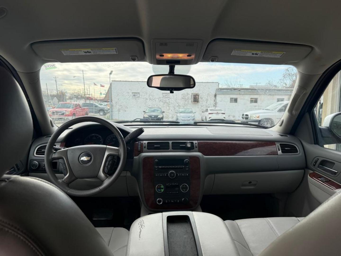 2012 SILVER CHEVROLET TAHOE 1500 LT (1GNSCBE05CR) with an 5.3L engine, Automatic transmission, located at 4415 NE 28th St., Haltom City, TX, 76117, (817) 222-9334, 0.000000, 0.000000 - Photo#7