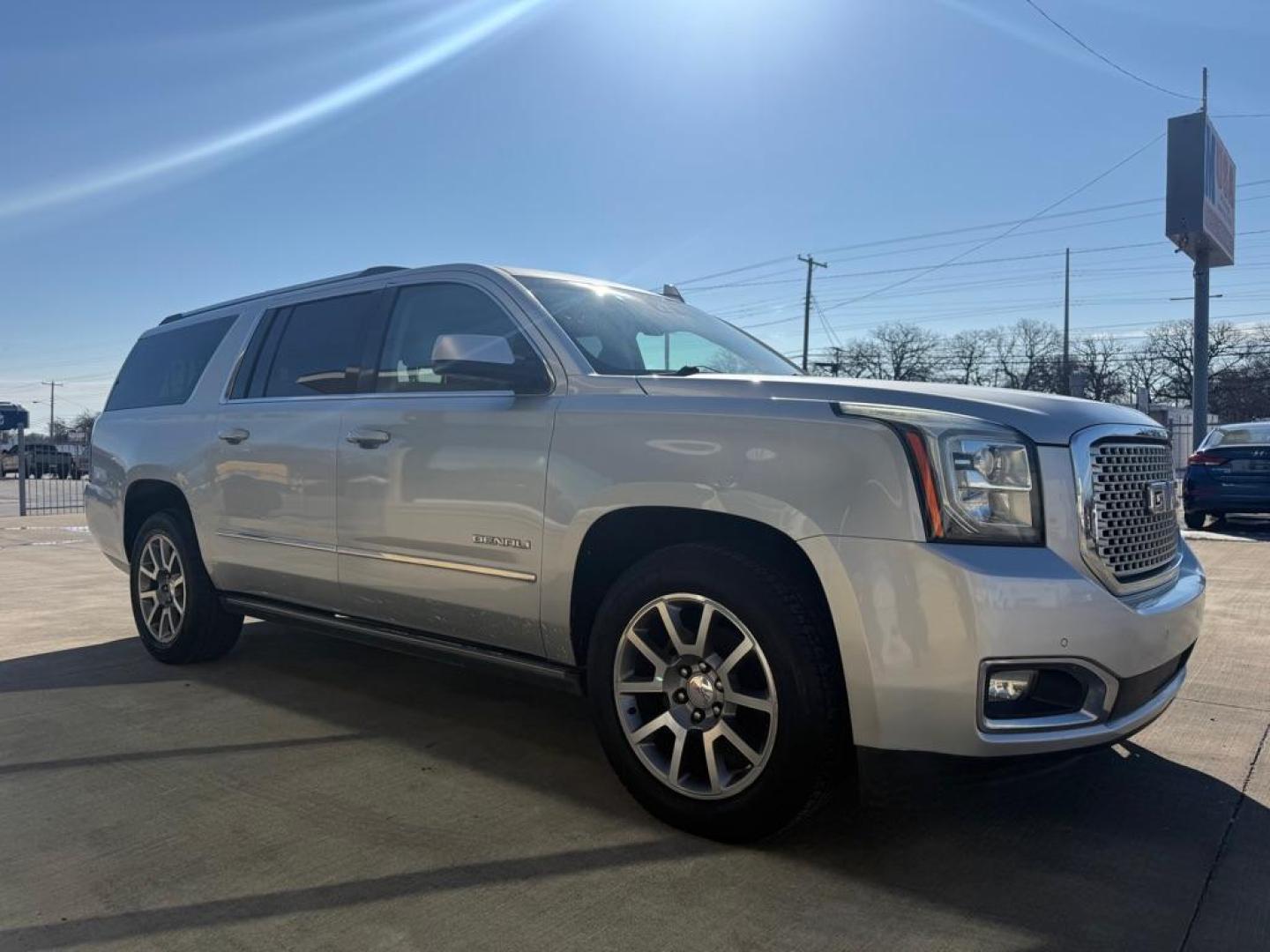 2016 SILVER GMC YUKON XL DENALI (1GKS1HKJ3GR) with an 6.2L engine, Automatic transmission, located at 4415 NE 28th St., Haltom City, TX, 76117, (817) 222-9334, 0.000000, 0.000000 - Photo#2
