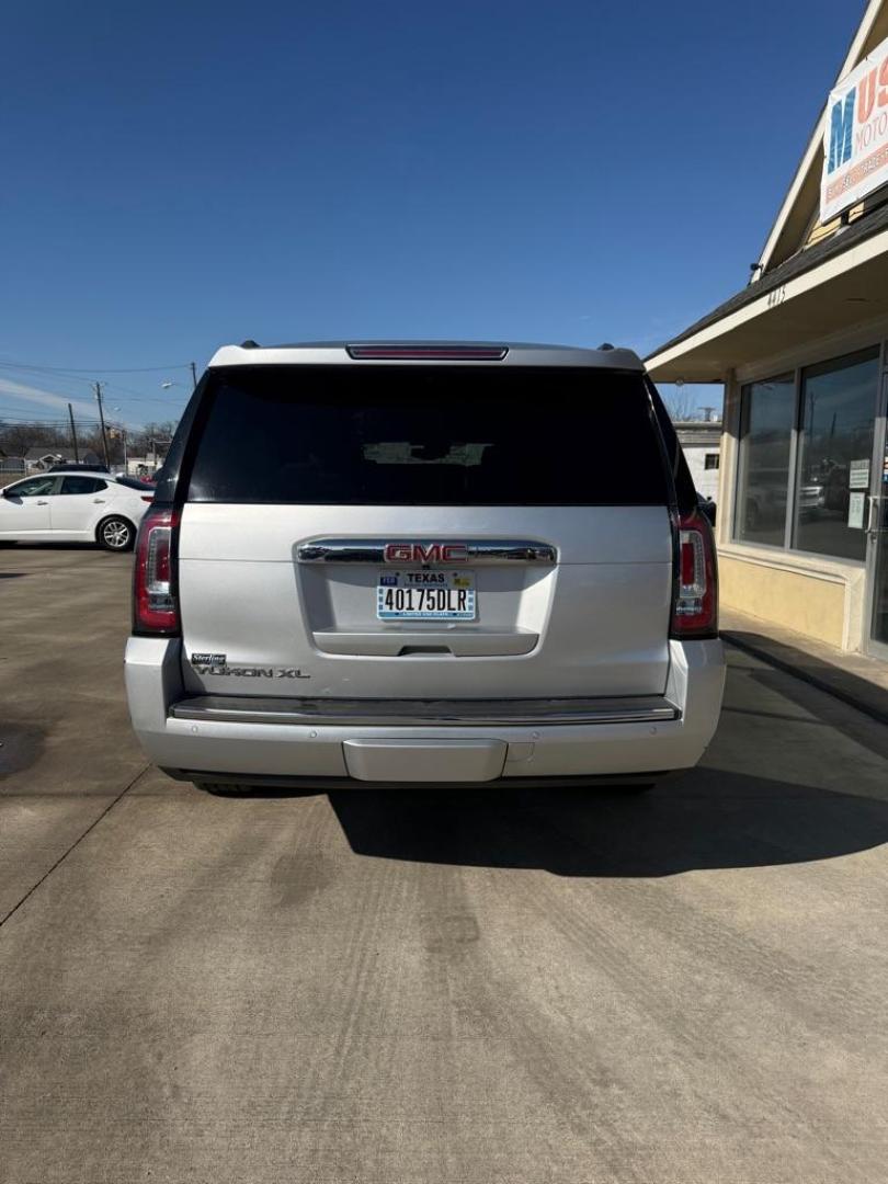 2016 SILVER GMC YUKON XL DENALI (1GKS1HKJ3GR) with an 6.2L engine, Automatic transmission, located at 4415 NE 28th St., Haltom City, TX, 76117, (817) 222-9334, 0.000000, 0.000000 - Photo#4