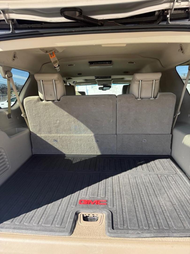 2016 SILVER GMC YUKON XL DENALI (1GKS1HKJ3GR) with an 6.2L engine, Automatic transmission, located at 4415 NE 28th St., Haltom City, TX, 76117, (817) 222-9334, 0.000000, 0.000000 - Photo#5