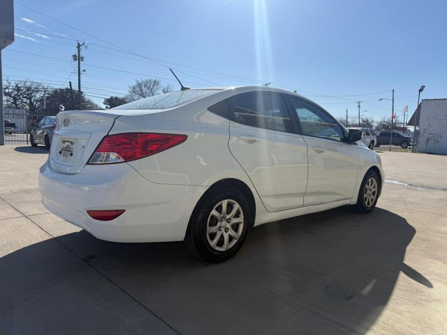 2014 WHITE HYUNDAI ACCENT GLS (KMHCT4AE0EU) with an 1.6L engine, Automatic transmission, located at 4415 NE 28th St., Haltom City, TX, 76117, (817) 222-9334, 0.000000, 0.000000 - Photo#3
