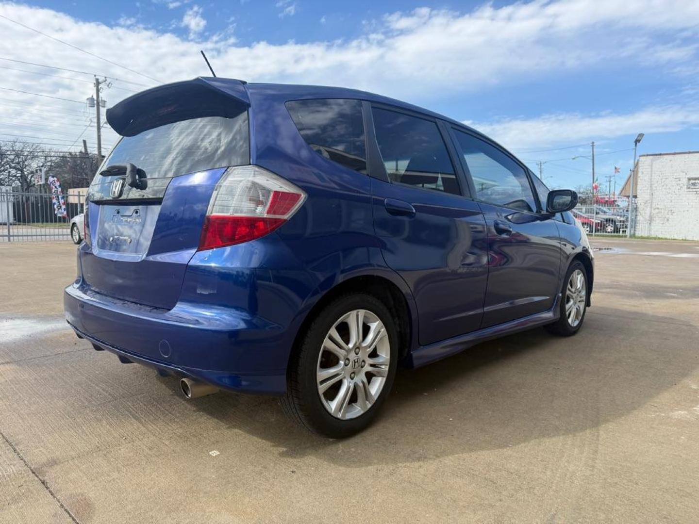 2009 BLUE HONDA FIT SPORT (JHMGE88419C) with an 1.5L engine, Automatic transmission, located at 4415 NE 28th St., Haltom City, TX, 76117, (817) 222-9334, 0.000000, 0.000000 - Photo#2