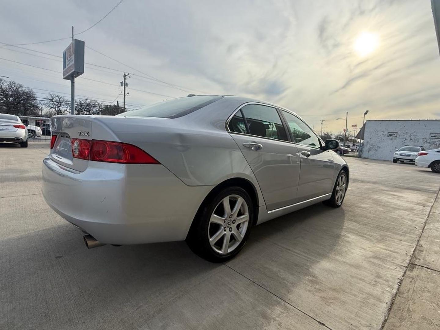 2005 SILVER ACURA TSX (JH4CL969X5C) with an 2.4L engine, Automatic transmission, located at 4415 NE 28th St., Haltom City, TX, 76117, (817) 222-9334, 0.000000, 0.000000 - Photo#3