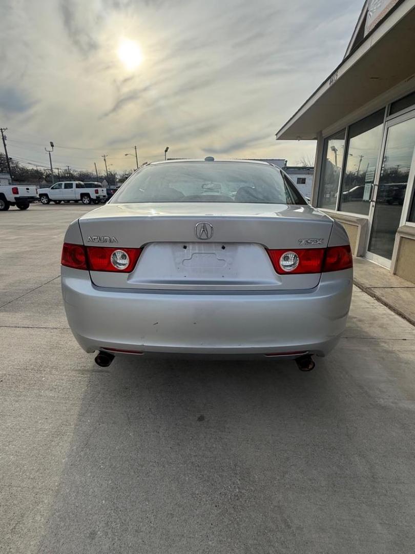 2005 SILVER ACURA TSX (JH4CL969X5C) with an 2.4L engine, Automatic transmission, located at 4415 NE 28th St., Haltom City, TX, 76117, (817) 222-9334, 0.000000, 0.000000 - Photo#4