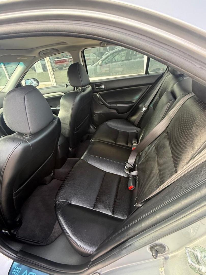 2005 SILVER ACURA TSX (JH4CL969X5C) with an 2.4L engine, Automatic transmission, located at 4415 NE 28th St., Haltom City, TX, 76117, (817) 222-9334, 0.000000, 0.000000 - Photo#5