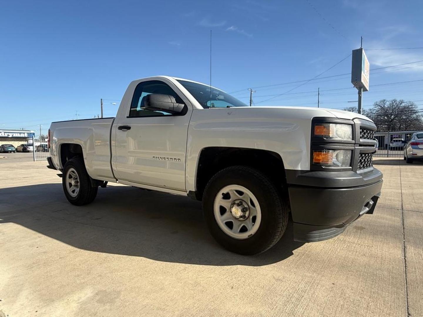 2014 WHITE CHEVROLET SILVERADO 1500 (1GCNCPEH6EZ) with an 4.3L engine, Automatic transmission, located at 4415 NE 28th St., Haltom City, TX, 76117, (817) 222-9334, 0.000000, 0.000000 - Photo#2
