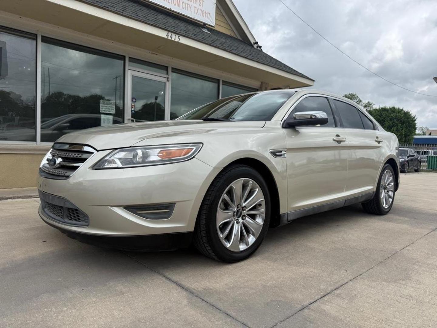 2011 GOLD FORD TAURUS LIMITED (1FAHP2FW5BG) with an 3.5L engine, Automatic transmission, located at 4415 NE 28th St., Haltom City, TX, 76117, (817) 222-9334, 0.000000, 0.000000- Photo#0