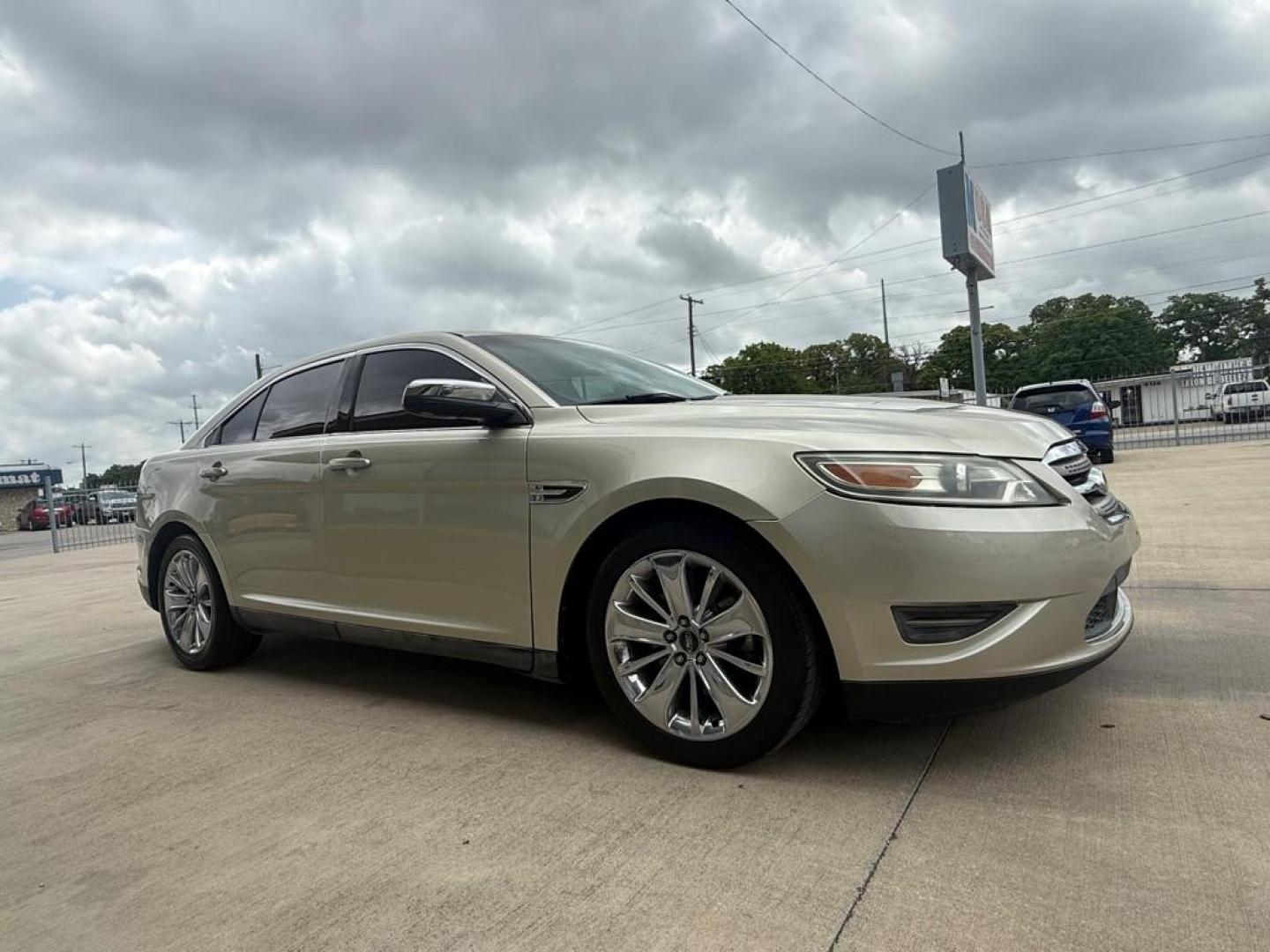 2011 GOLD FORD TAURUS LIMITED (1FAHP2FW5BG) with an 3.5L engine, Automatic transmission, located at 4415 NE 28th St., Haltom City, TX, 76117, (817) 222-9334, 0.000000, 0.000000- Photo#2