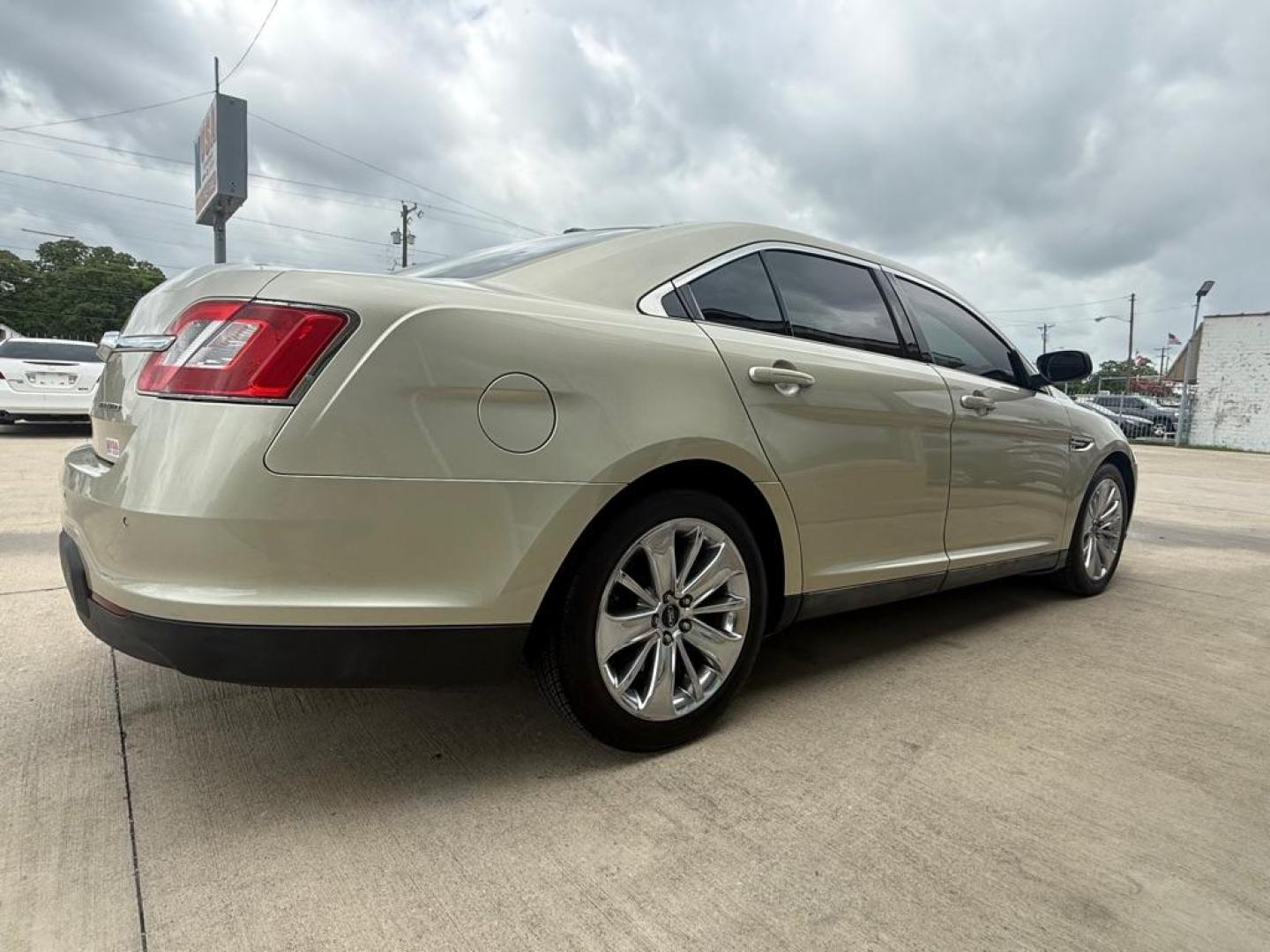 2011 GOLD FORD TAURUS LIMITED (1FAHP2FW5BG) with an 3.5L engine, Automatic transmission, located at 4415 NE 28th St., Haltom City, TX, 76117, (817) 222-9334, 0.000000, 0.000000- Photo#3