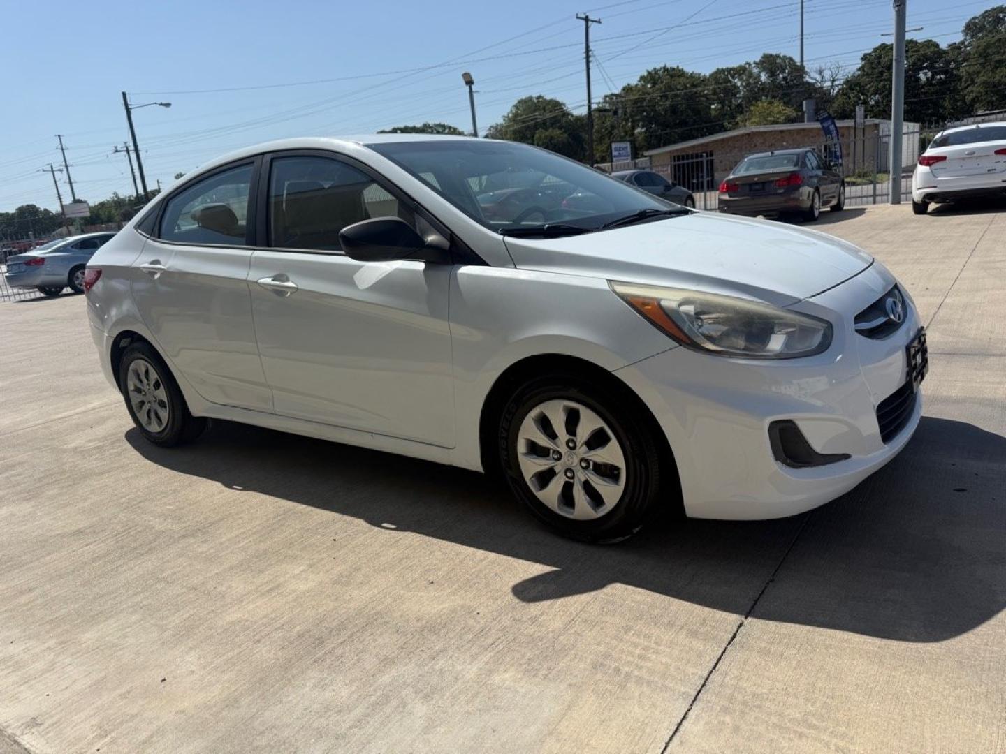 2016 WHITE HYUNDAI ACCENT SE (KMHCT4AE1GU) with an 1.6L engine, Automatic transmission, located at 4415 NE 28th St., Haltom City, TX, 76117, (817) 222-9334, 0.000000, 0.000000- Photo#2