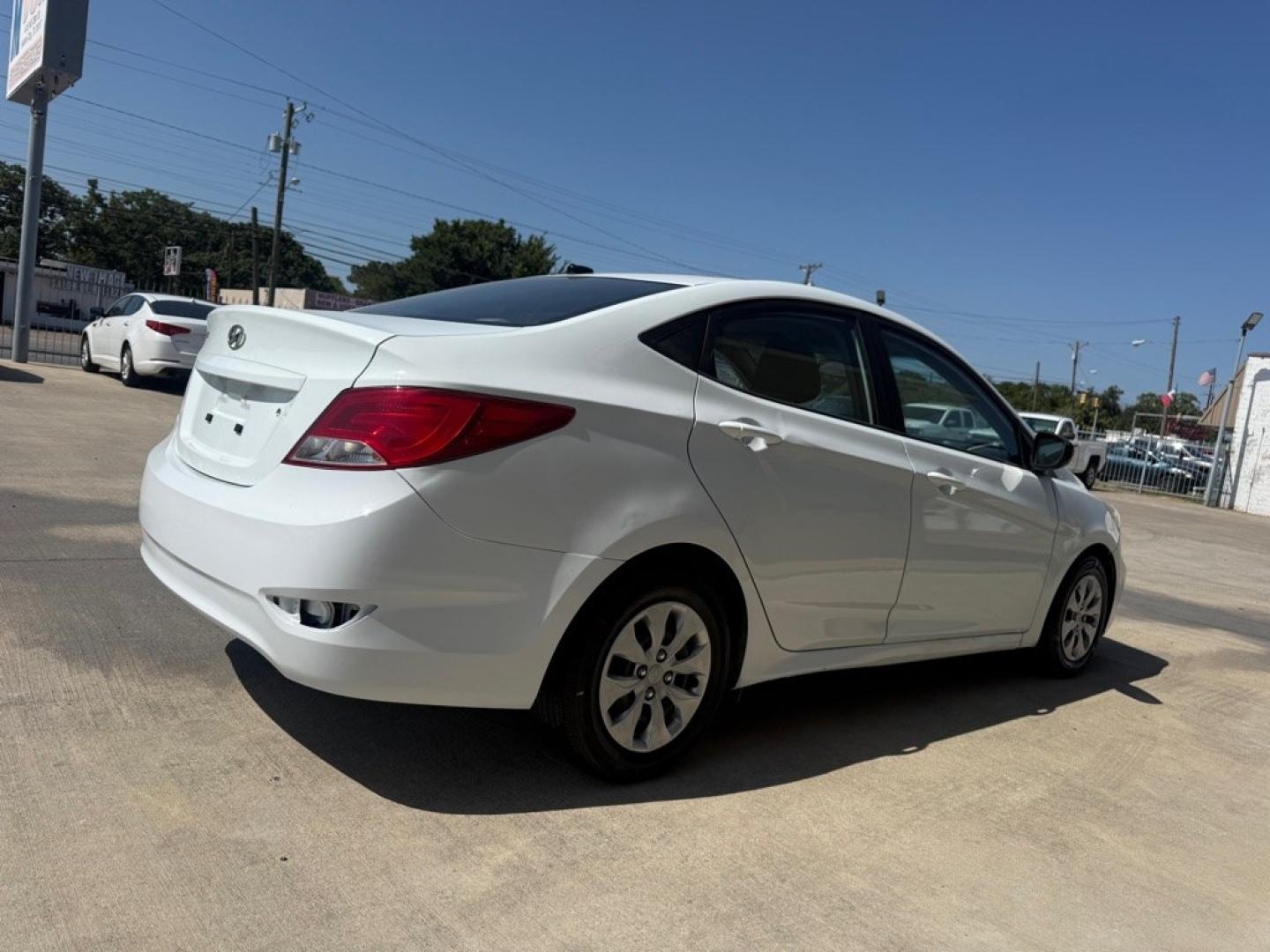 2016 WHITE HYUNDAI ACCENT SE (KMHCT4AE1GU) with an 1.6L engine, Automatic transmission, located at 4415 NE 28th St., Haltom City, TX, 76117, (817) 222-9334, 0.000000, 0.000000- Photo#3