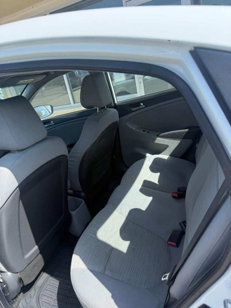 2016 WHITE HYUNDAI ACCENT SE (KMHCT4AE1GU) with an 1.6L engine, Automatic transmission, located at 4415 NE 28th St., Haltom City, TX, 76117, (817) 222-9334, 0.000000, 0.000000- Photo#5