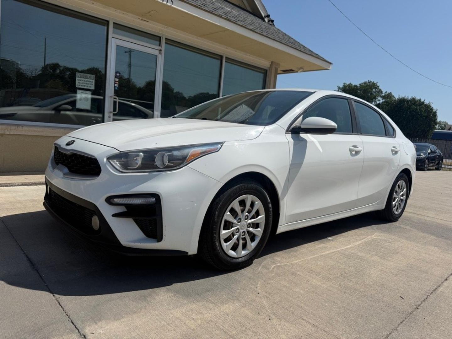 2019 WHITE KIA FORTE FE (3KPF24AD0KE) with an 2.0L engine, Continuously Variable transmission, located at 4415 NE 28th St., Haltom City, TX, 76117, (817) 222-9334, 0.000000, 0.000000- Photo#0