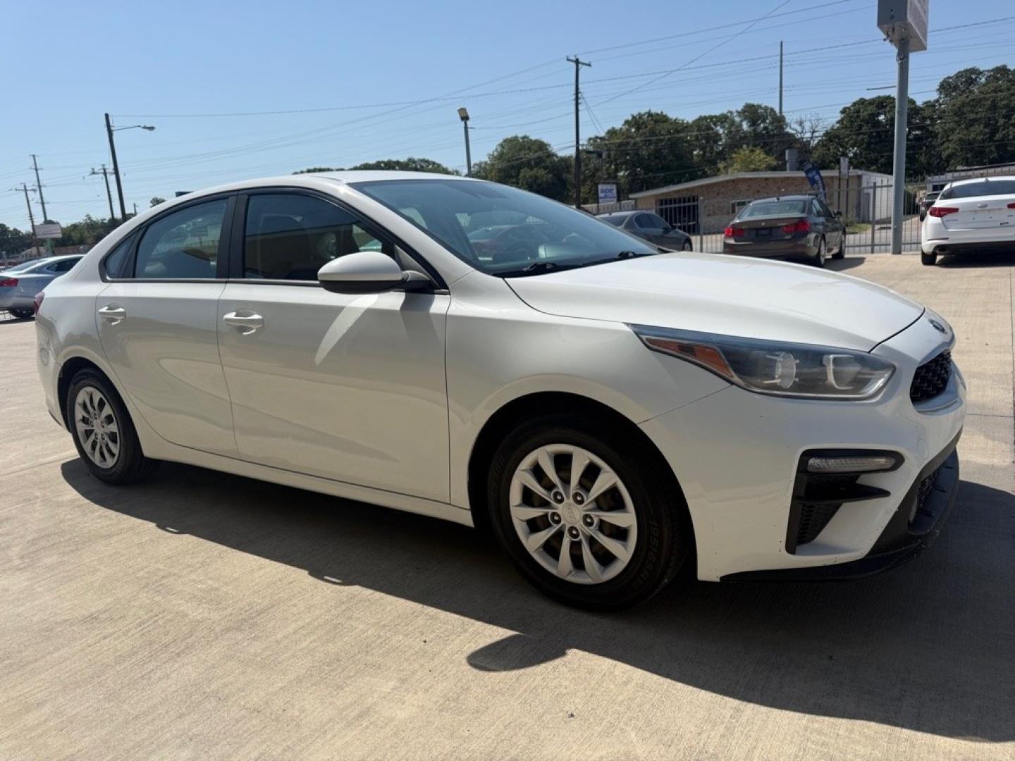 2019 WHITE KIA FORTE FE (3KPF24AD0KE) with an 2.0L engine, Continuously Variable transmission, located at 4415 NE 28th St., Haltom City, TX, 76117, (817) 222-9334, 0.000000, 0.000000- Photo#2