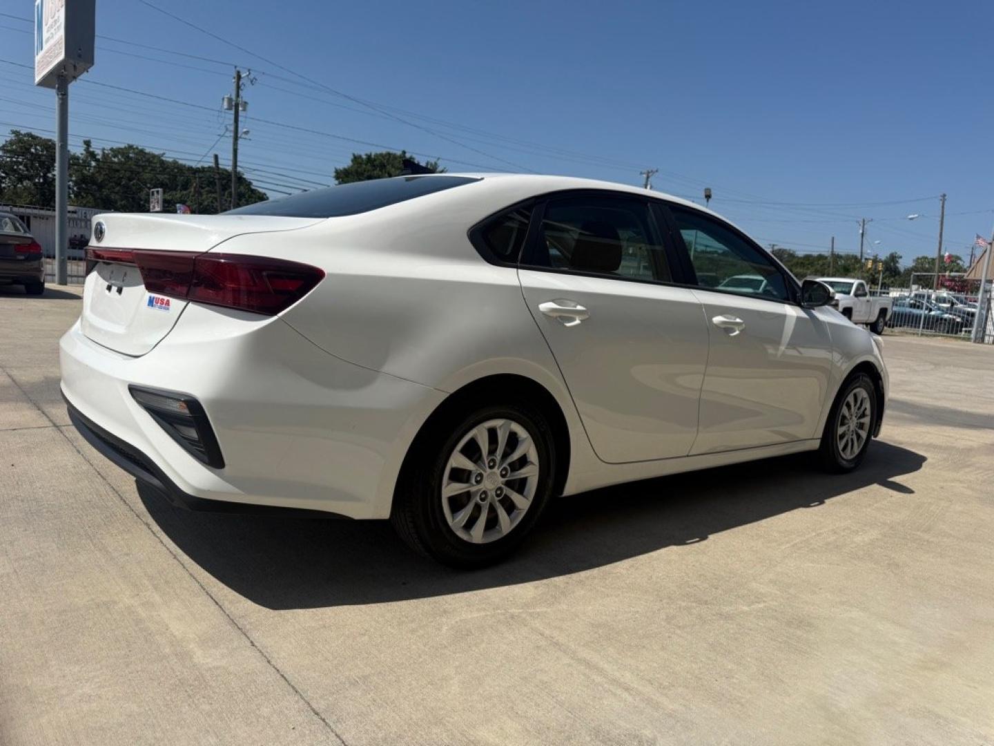 2019 WHITE KIA FORTE FE (3KPF24AD0KE) with an 2.0L engine, Continuously Variable transmission, located at 4415 NE 28th St., Haltom City, TX, 76117, (817) 222-9334, 0.000000, 0.000000- Photo#3