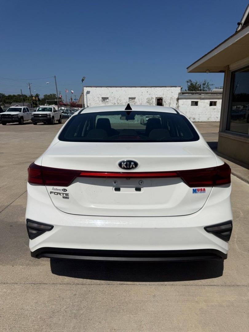 2019 WHITE KIA FORTE FE (3KPF24AD0KE) with an 2.0L engine, Continuously Variable transmission, located at 4415 NE 28th St., Haltom City, TX, 76117, (817) 222-9334, 0.000000, 0.000000- Photo#4