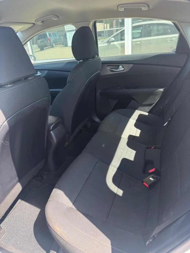 2019 WHITE KIA FORTE FE (3KPF24AD0KE) with an 2.0L engine, Continuously Variable transmission, located at 4415 NE 28th St., Haltom City, TX, 76117, (817) 222-9334, 0.000000, 0.000000- Photo#5