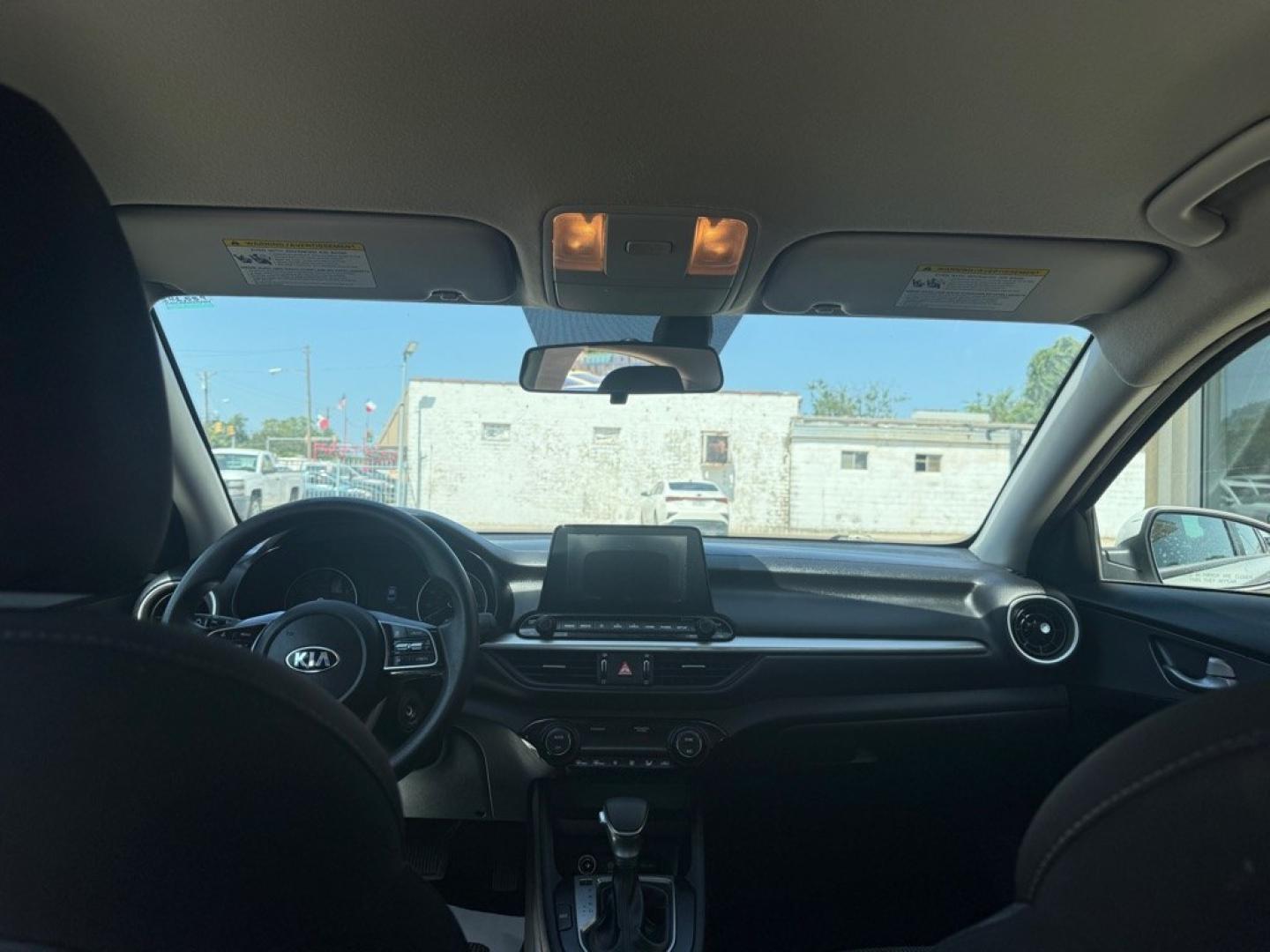 2019 WHITE KIA FORTE FE (3KPF24AD0KE) with an 2.0L engine, Continuously Variable transmission, located at 4415 NE 28th St., Haltom City, TX, 76117, (817) 222-9334, 0.000000, 0.000000- Photo#6