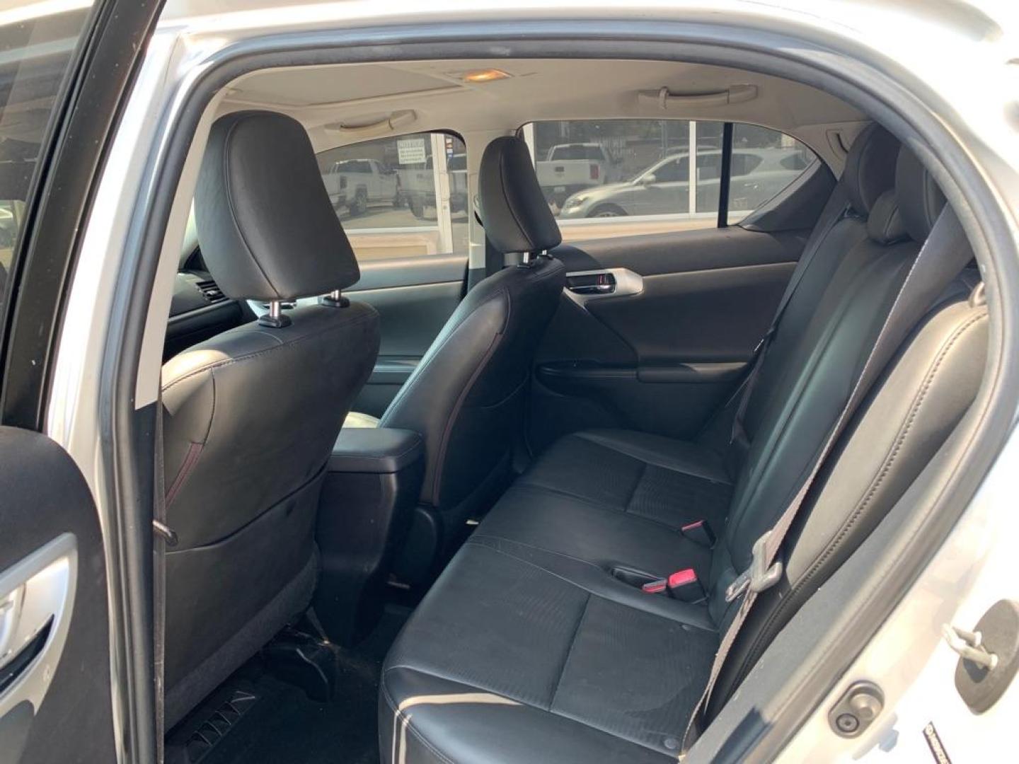 2012 SILVER LEXUS CT 200 (JTHKD5BH0C2) with an 1.8L engine, Continuously Variable transmission, located at 4415 NE 28th St., Haltom City, TX, 76117, (817) 222-9334, 0.000000, 0.000000 - Photo#5