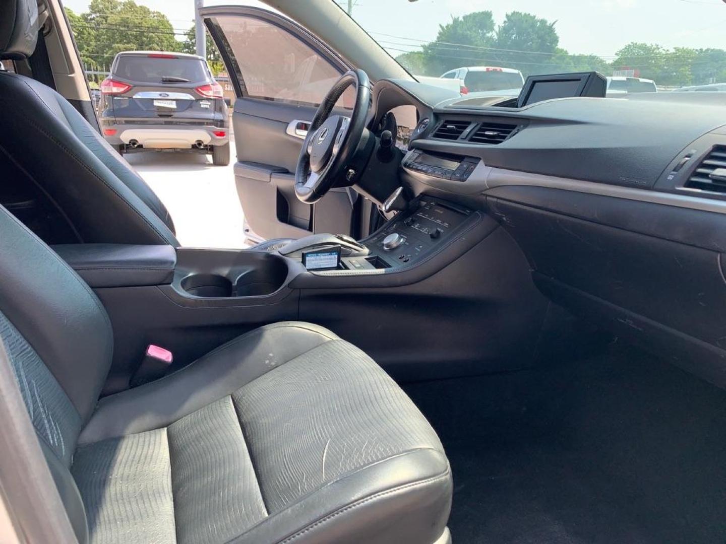 2012 SILVER LEXUS CT 200 (JTHKD5BH0C2) with an 1.8L engine, Continuously Variable transmission, located at 4415 NE 28th St., Haltom City, TX, 76117, (817) 222-9334, 0.000000, 0.000000 - Photo#8