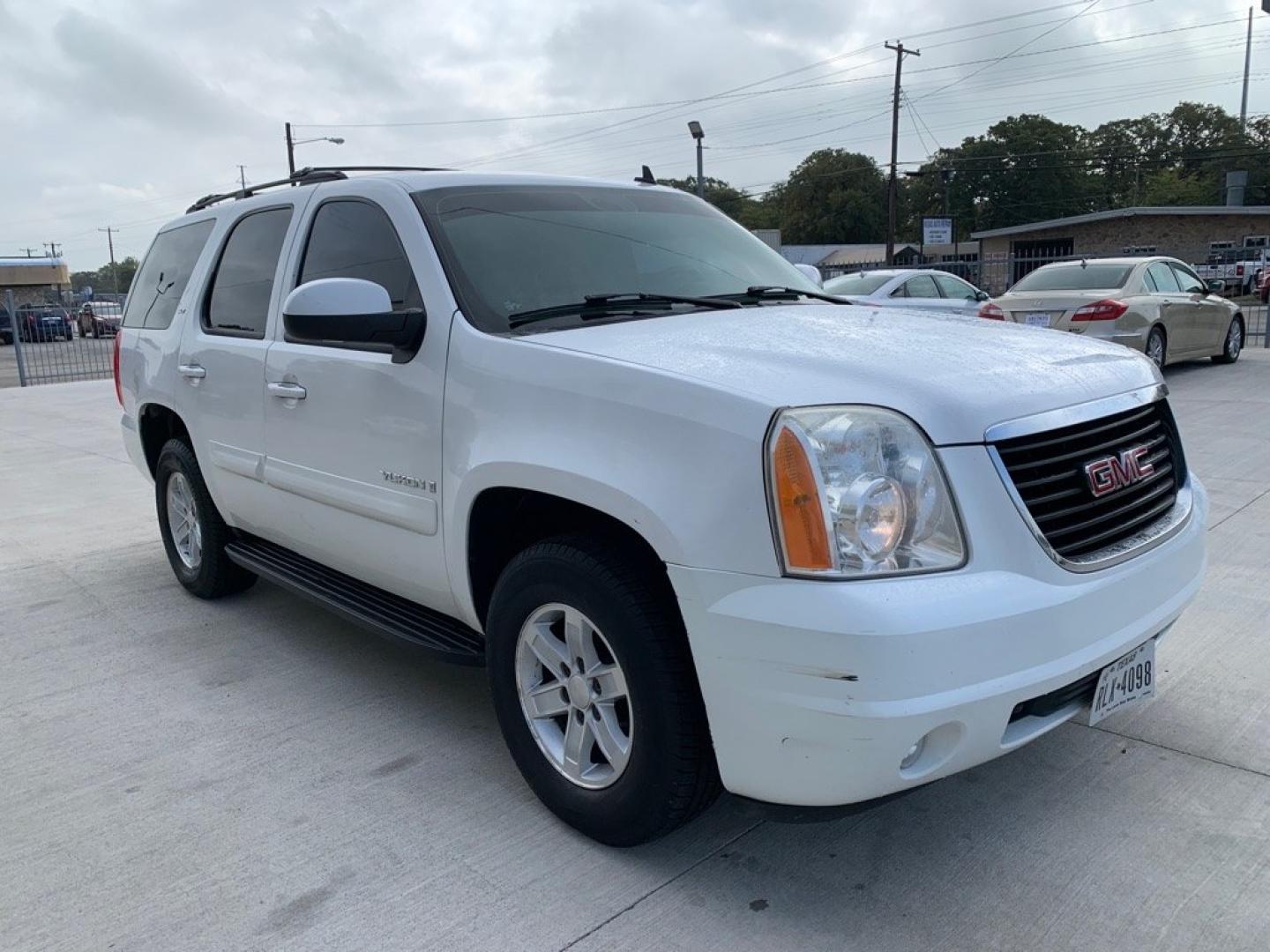 2007 WHITE GMC YUKON (1GKFC13J17R) with an 5.3L engine, Automatic transmission, located at 4415 NE 28th St., Haltom City, TX, 76117, (817) 222-9334, 0.000000, 0.000000- Photo#1