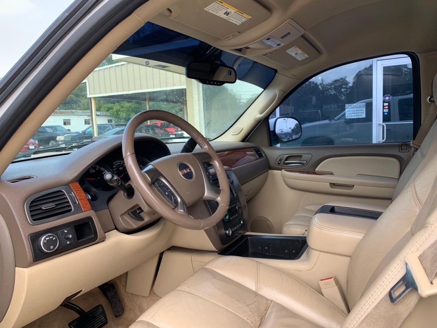 2007 WHITE GMC YUKON (1GKFC13J17R) with an 5.3L engine, Automatic transmission, located at 4415 NE 28th St., Haltom City, TX, 76117, (817) 222-9334, 0.000000, 0.000000- Photo#4