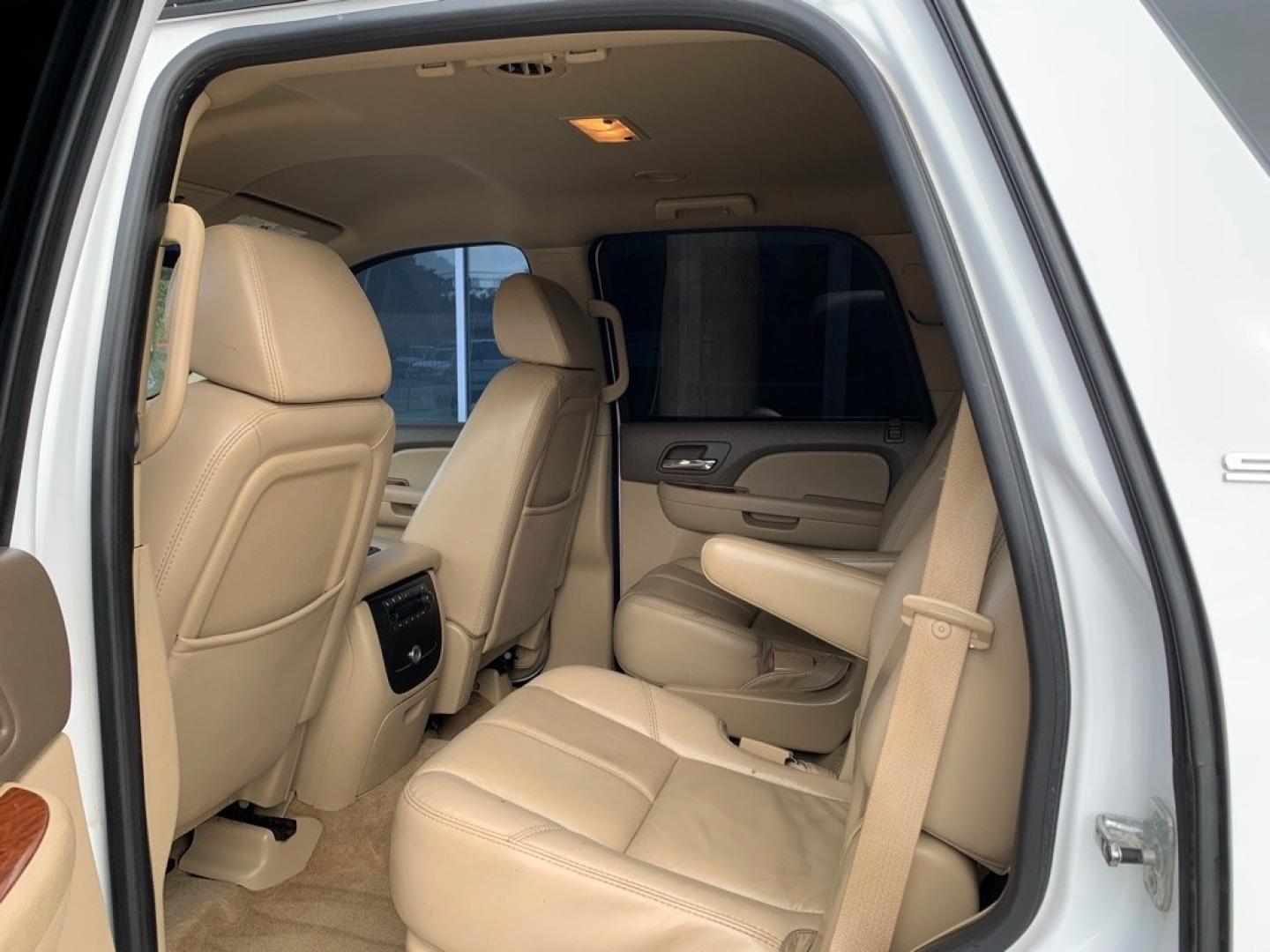 2007 WHITE GMC YUKON (1GKFC13J17R) with an 5.3L engine, Automatic transmission, located at 4415 NE 28th St., Haltom City, TX, 76117, (817) 222-9334, 0.000000, 0.000000- Photo#5