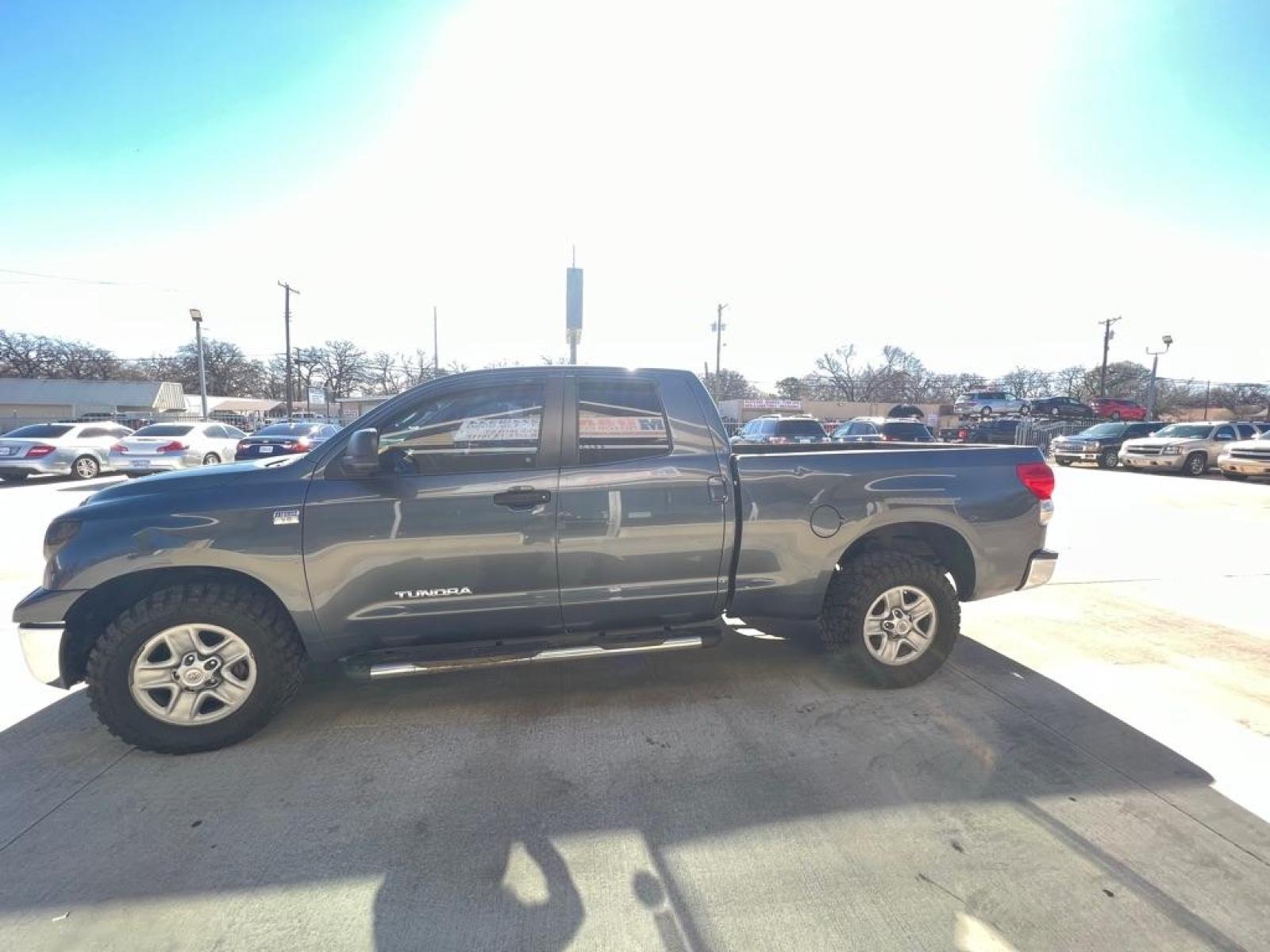 2008 GRAY TOYOTA TUNDRA DOUBLE CAB (5TFRT541X8X) with an 4.7L engine, Automatic transmission, located at 4415 NE 28th St., Haltom City, TX, 76117, (817) 222-9334, 0.000000, 0.000000 - Photo #1