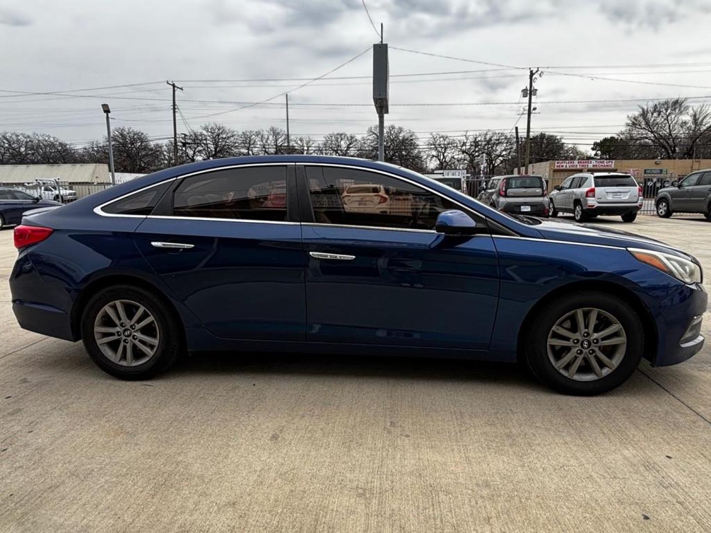 2015 BLUE HYUNDAI SONATA SE (5NPE24AF3FH) with an 2.4L engine, Automatic transmission, located at 4415 NE 28th St., Haltom City, TX, 76117, (817) 222-9334, 0.000000, 0.000000 - Photo#3
