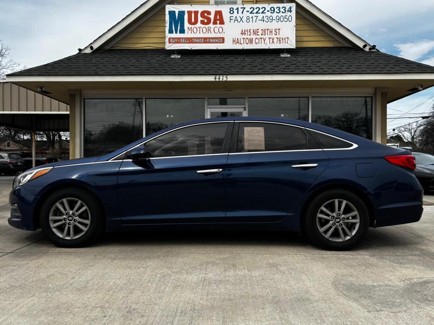 2015 BLUE HYUNDAI SONATA SE (5NPE24AF3FH) with an 2.4L engine, Automatic transmission, located at 4415 NE 28th St., Haltom City, TX, 76117, (817) 222-9334, 0.000000, 0.000000 - Photo#4