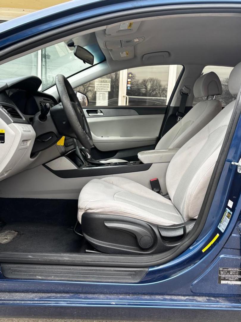 2015 BLUE HYUNDAI SONATA SE (5NPE24AF3FH) with an 2.4L engine, Automatic transmission, located at 4415 NE 28th St., Haltom City, TX, 76117, (817) 222-9334, 0.000000, 0.000000 - Photo#7