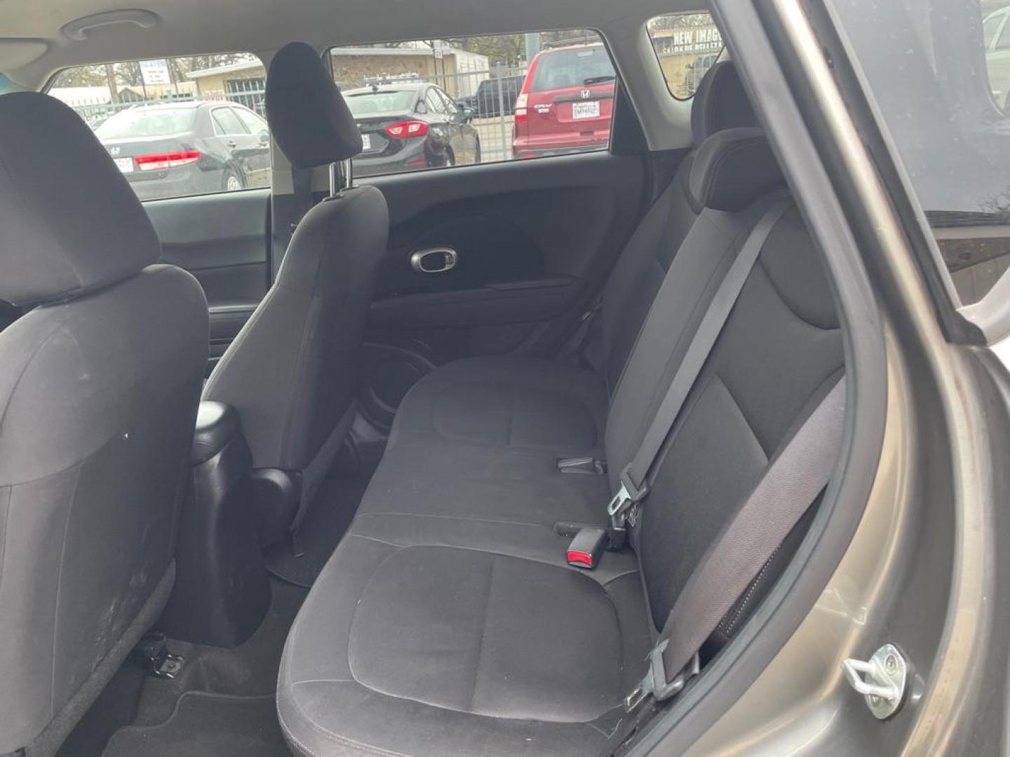 2015 GRAY KIA SOUL (KNDJN2A29F7) with an 1.6L engine, Automatic transmission, located at 4415 NE 28th St., Haltom City, TX, 76117, (817) 222-9334, 0.000000, 0.000000 - Photo#4