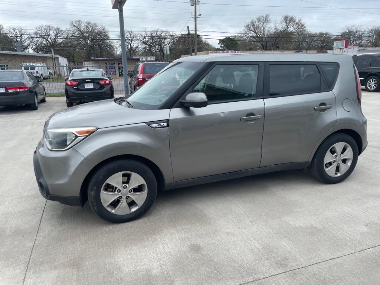 2015 GRAY KIA SOUL (KNDJN2A29F7) with an 1.6L engine, Automatic transmission, located at 4415 NE 28th St., Haltom City, TX, 76117, (817) 222-9334, 0.000000, 0.000000- Photo#0