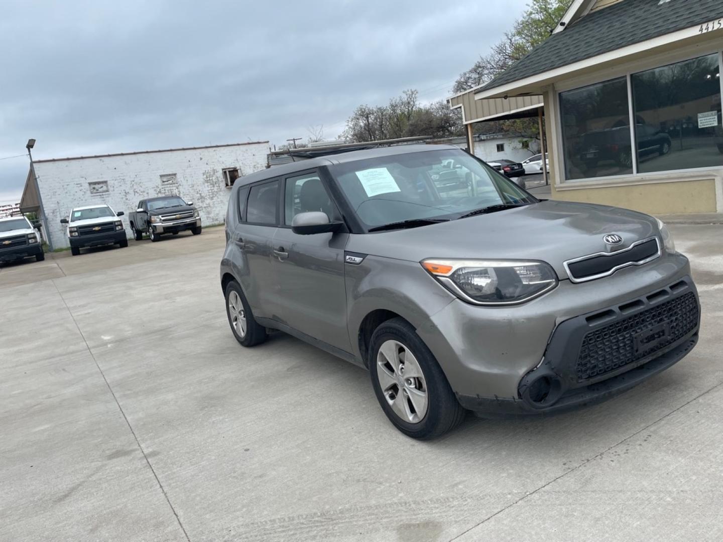 2015 GRAY KIA SOUL (KNDJN2A29F7) with an 1.6L engine, Automatic transmission, located at 4415 NE 28th St., Haltom City, TX, 76117, (817) 222-9334, 0.000000, 0.000000- Photo#2