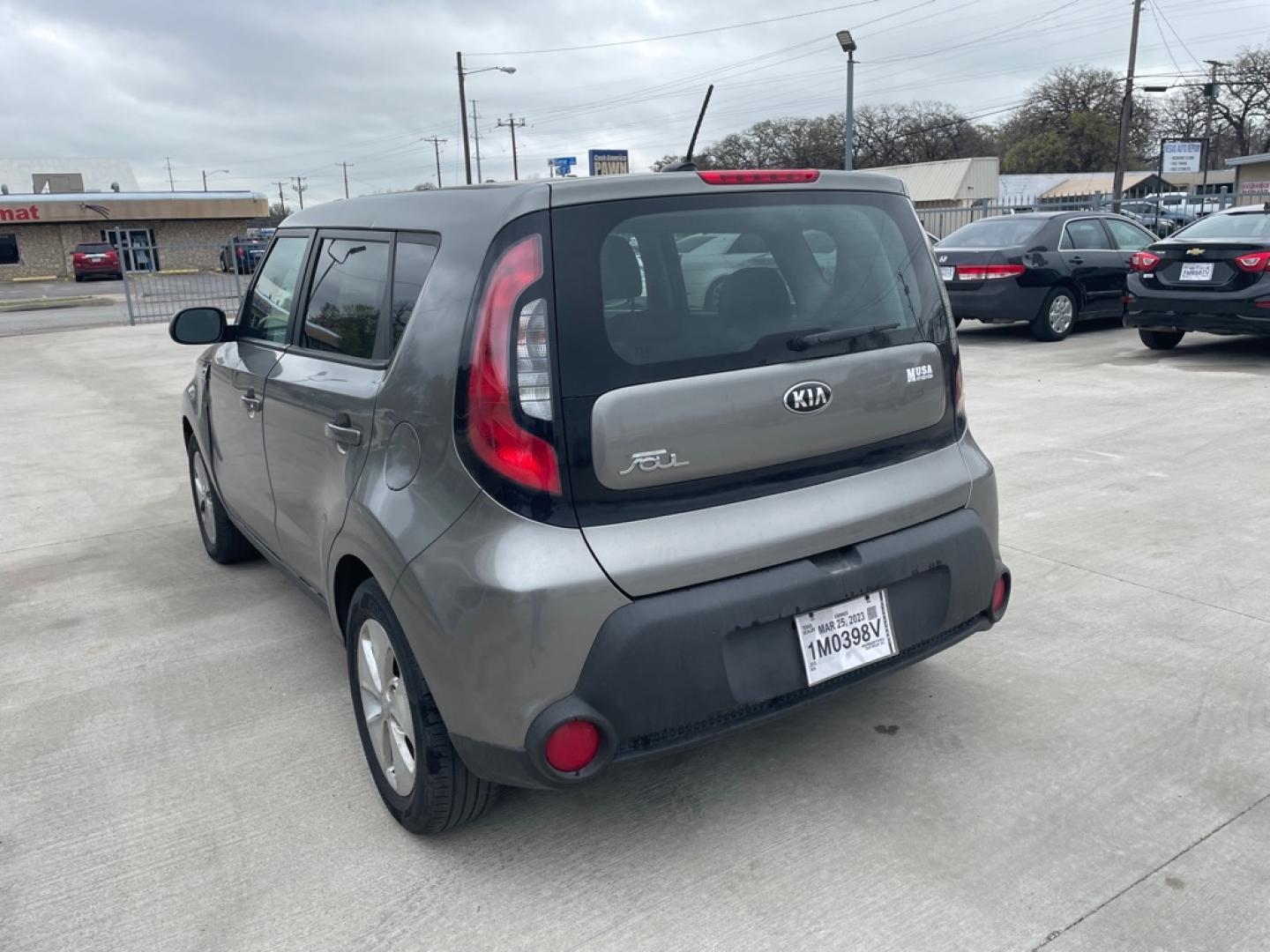 2015 GRAY KIA SOUL (KNDJN2A29F7) with an 1.6L engine, Automatic transmission, located at 4415 NE 28th St., Haltom City, TX, 76117, (817) 222-9334, 0.000000, 0.000000- Photo#3