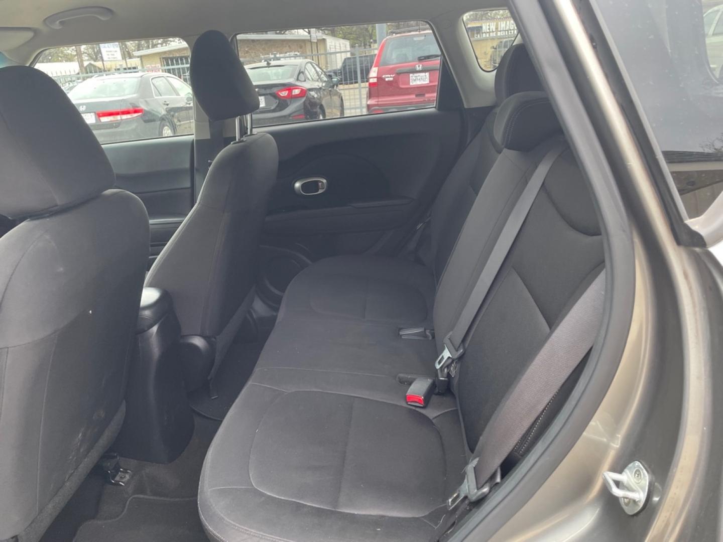 2015 GRAY KIA SOUL (KNDJN2A29F7) with an 1.6L engine, Automatic transmission, located at 4415 NE 28th St., Haltom City, TX, 76117, (817) 222-9334, 0.000000, 0.000000- Photo#4