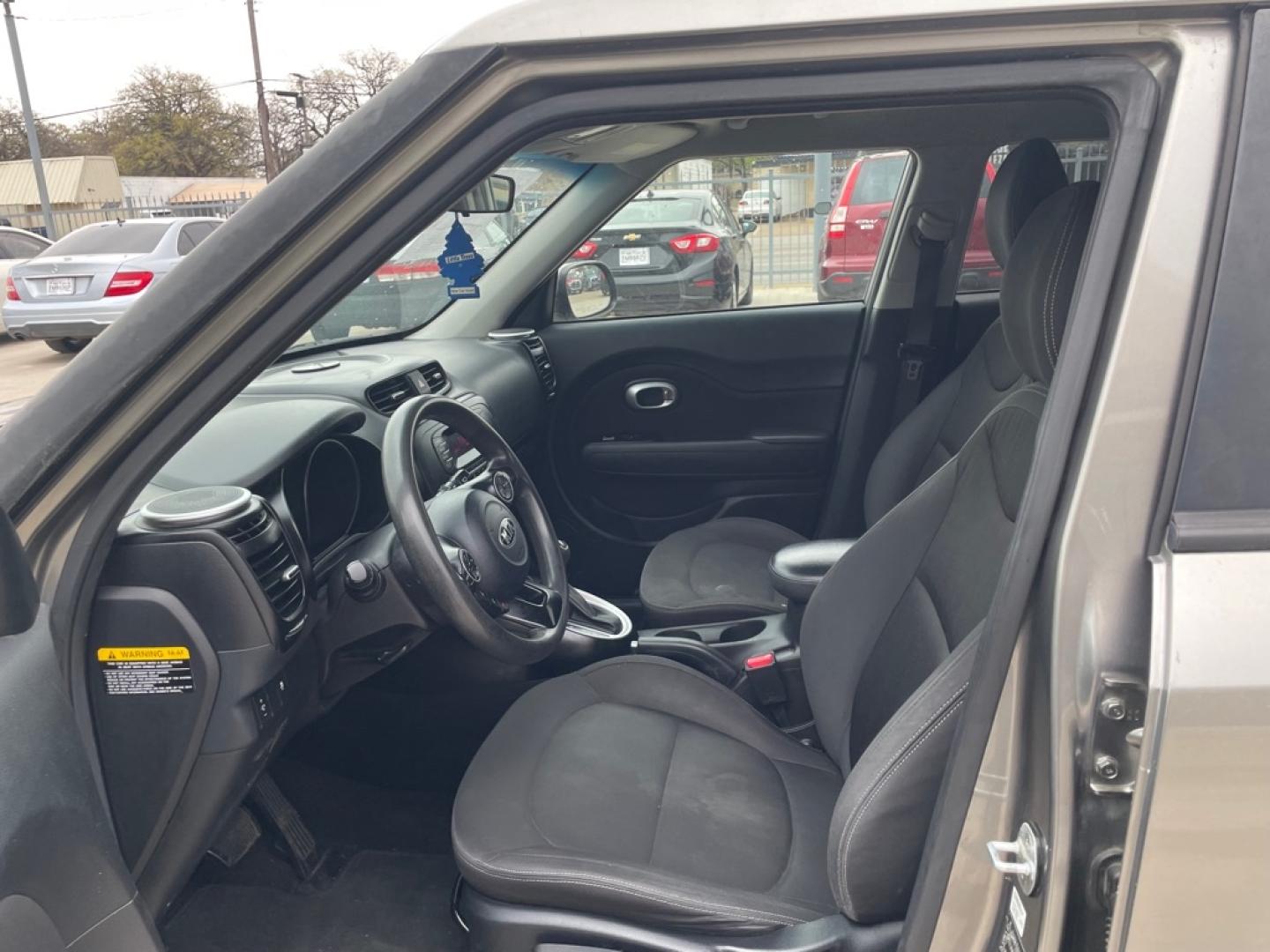 2015 GRAY KIA SOUL (KNDJN2A29F7) with an 1.6L engine, Automatic transmission, located at 4415 NE 28th St., Haltom City, TX, 76117, (817) 222-9334, 0.000000, 0.000000- Photo#5