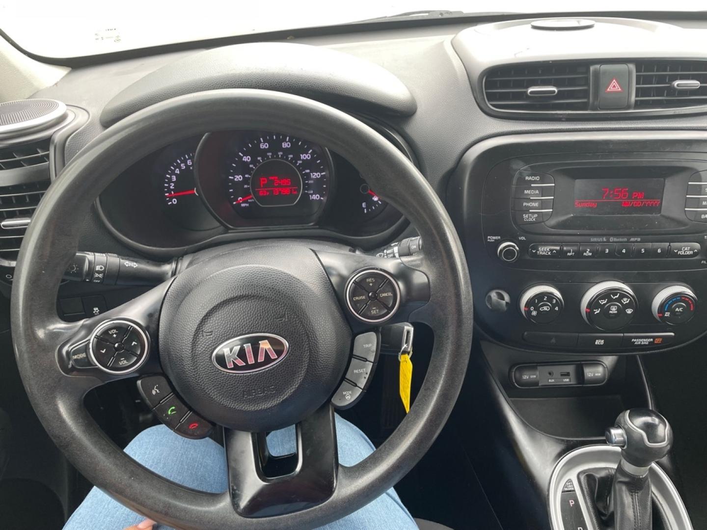 2015 GRAY KIA SOUL (KNDJN2A29F7) with an 1.6L engine, Automatic transmission, located at 4415 NE 28th St., Haltom City, TX, 76117, (817) 222-9334, 0.000000, 0.000000- Photo#6